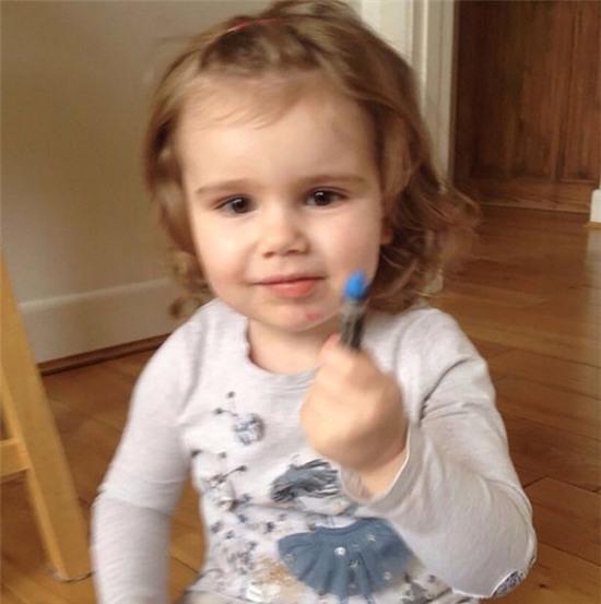 Cuộc sống của cả gia đình cũng bị xáo trộn theo.