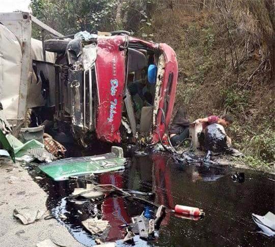 Xe bồn đâm xe khách trên đèo, ít nhất 3 người tử vong