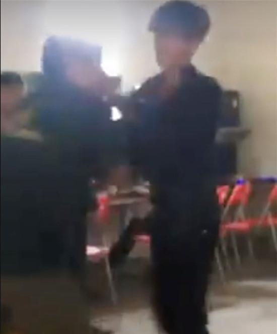 Bức xúc con trai đánh bố trong quán game