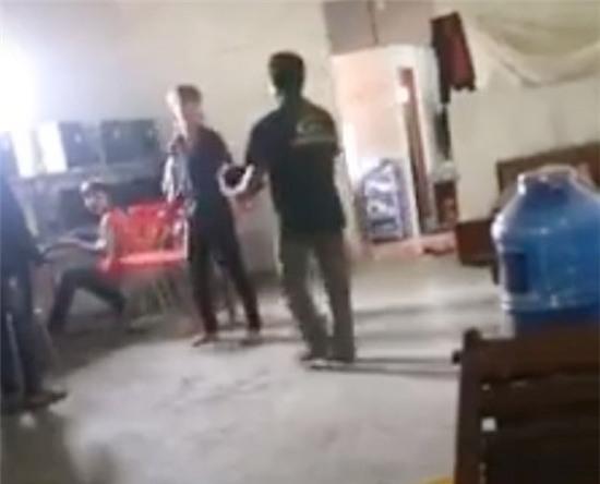 Bức xúc con trai đánh bố trong quán game