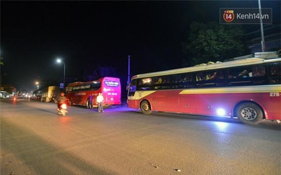 Hiện trường xe bồn đâm xe khách bốc cháy trên đèo Thung Khe khiến 3 người chết - Ảnh 1.