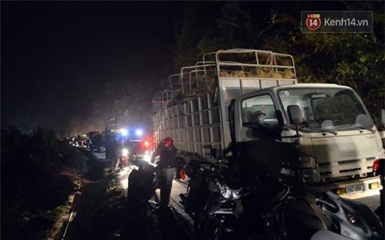 Hiện trường xe bồn đâm xe khách bốc cháy trên đèo Thung Khe khiến 3 người chết - Ảnh 11.