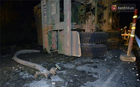 Hiện trường xe bồn đâm xe khách bốc cháy trên đèo Thung Khe khiến 3 người chết - Ảnh 5.