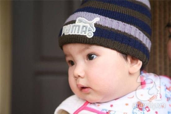 Bé gái khoảng 9 tháng tuổi, bụ bẫm bị bỏ rơi ở chùa