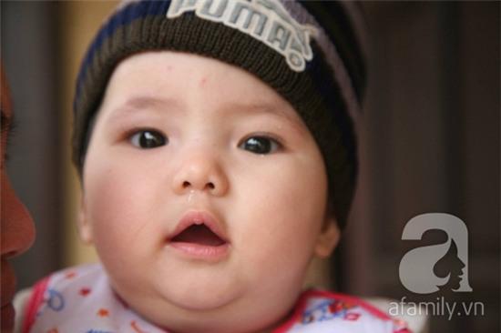 Bé gái khoảng 9 tháng tuổi, bụ bẫm bị bỏ rơi ở chùa