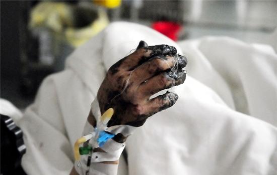 giay phut bat luc nhin ban chet chay trong xe khach - 5