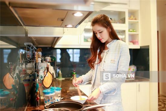 Sau khi xử lý xong các đơn hàng của buổi sáng, Ngọc Phương thong thả nấu ăn. Cô sống cùng mẹ, nhưng vì mẹ cô làm việc theo giờ hành chính nên thường thì 2 mẹ con chỉ gặp nhau vào buổi tối.