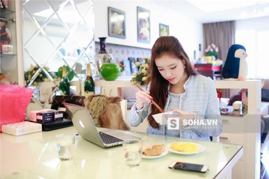 Bữa trưa của cô nàng khá giản dị và thường là những món được chế biến 1 cách đơn giản.