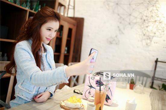 Đây là thời gian thư giãn trong ngày của cô nàng. Ngọc Phượng rất thích chụp ảnh, cô vui vẻ ghi lại những khoảnh khắc đẹp của mình để chia sẻ cùng bạn bè.