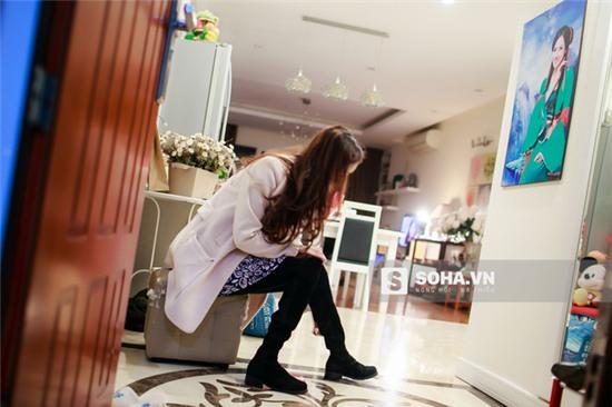 20h, cô nàng đã chuẩn bị xong cho cuộc hẹn buổi tối. Hôm nay Ngọc Phượng có hẹn ăn tối cùng 1 người bạn.