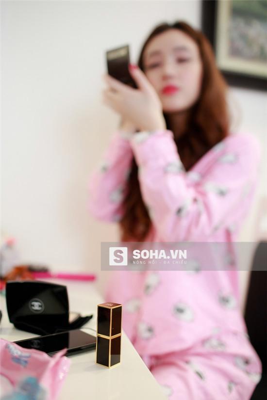 Yêu thích làm đẹp nên Ngọc Phượng cũng sưu tập khá nhiều đồ trang điểm. Giải thích cho sở thích này, Ngọc Phương nói ngắn gọn: Con gái mà, ai chẳng thích làm đẹp!