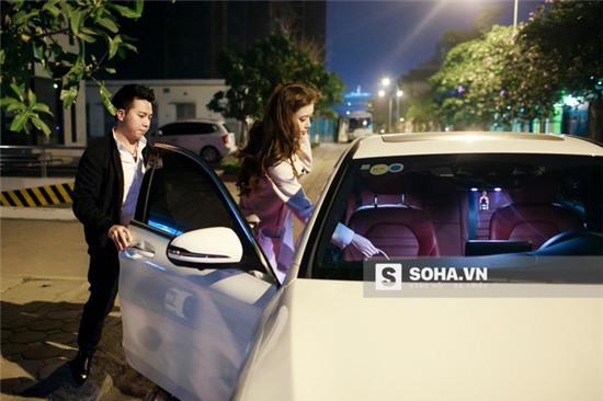 20h30, Ngọc Phượng vui vẻ lên xe di chuyển đến quán ăn cùng người bạn. Cô cho biết: Hầu như tối nào tôi cũng ra ngoài ăn cùng bạn bè. Thỉnh thoảng, tôi và mẹ sẽ nấu ăn và cùng ăn bữa tối.