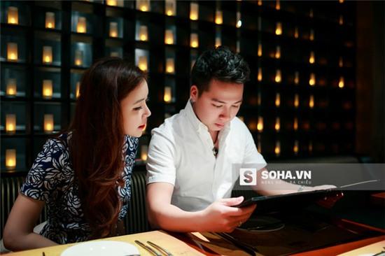 Lựa chọn 1 quán ăn khá ấm cúng, Ngọc Phượng và người bạn vui vẻ trò chuyện, trao đổi về công việc trong 1 ngày và cùng nhau chọn món.