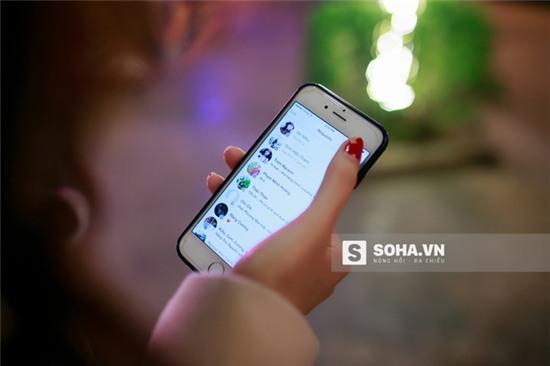 22h, sau khi dùng bữa, Ngọc Phượng kiểm tra lại những tin nhắn của khách hàng để chắc chắn họ đã nhận được hàng theo yêu cầu và vào đúng giờ họ mong muốn.