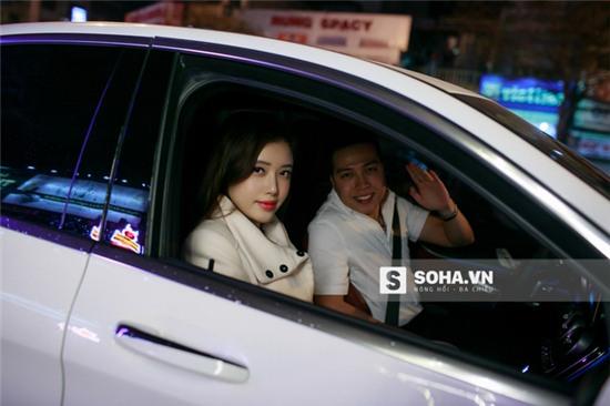 Cả 2 lên xe và nhanh chóng di chuyển về nhà.