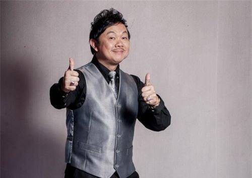 Ở tuổi gần 60, nam danh hài vẫn trẻ trung, phong độ.