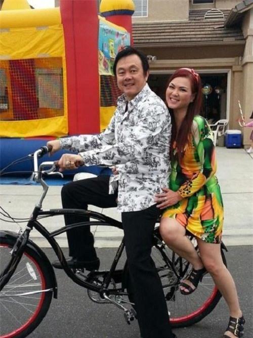 Bà xã Phương Loan của danh hài Chí Tài sinh năm 1959 nhưng vẫn rất trẻ trung, xinh đẹp.