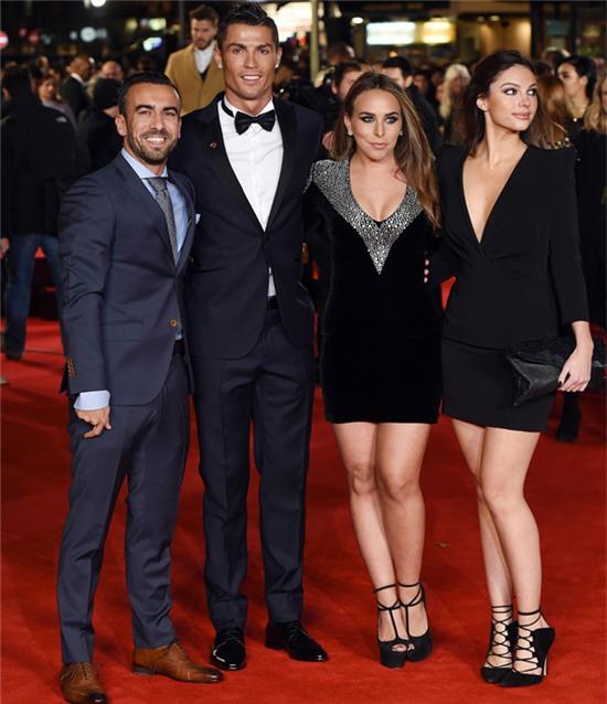 C. Ronaldo ôm eo Chloe Green trên thảm đỏ buổi công chiếu phim của mình cuối năm ngoái.