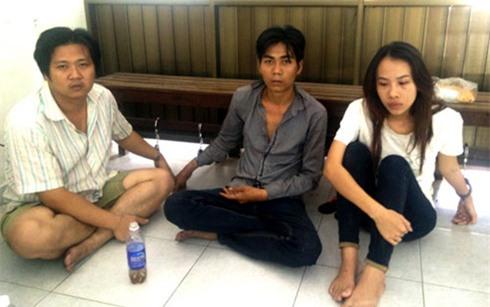Đối tượng Tuấn (ngồi giữa) và đồng bọn tại trụ sở công an.