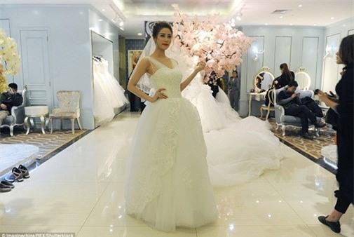 Co dau mac vay cuoi dai 100m