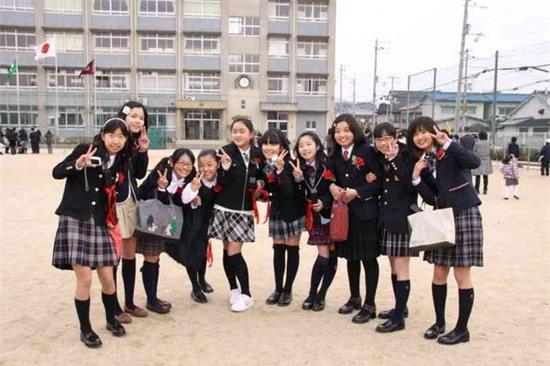 5 điều chứng minh cuộc sống học đường Nhật Bản không như là phim! - Ảnh 4.