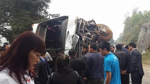 xe cho khach du lich singapore gay tai nan o sapa - 1