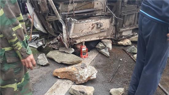 xe cho khach du lich singapore gay tai nan o sapa - 2