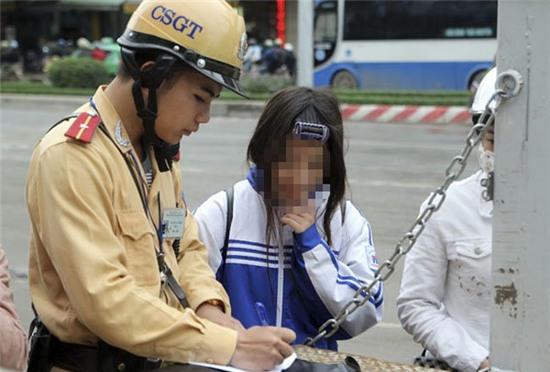 cong khai danh tinh hs vi pham giao thong: nen hay khong? hinh anh 1