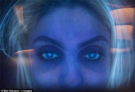 Chụp ảnh tự sướng mỗi ngày sẽ khiến bạn nhanh già - Ảnh 6.