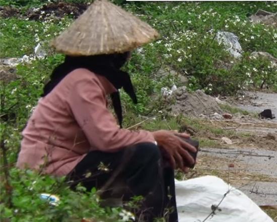 Tranh cãi về clip đánh rơi ví tiền thử lòng cụ già nhặt rác