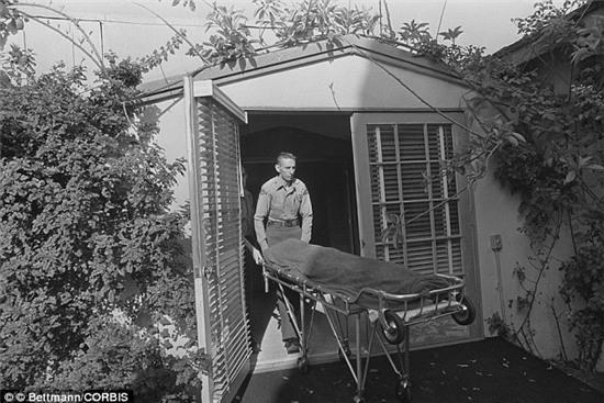 Sau khi khám nghiệm tử thi, cảnh sát đưa thi thể Marilyn đi khâm liệm.