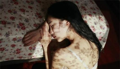 dem tan hon, khoc nuc no trong vong tay me chong - 1