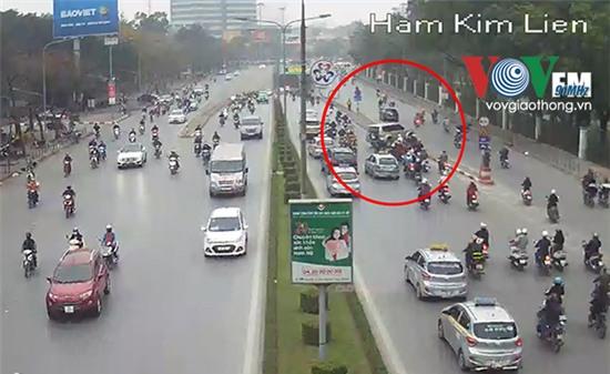 Camera VOVGT: Choáng với xe ô tô băng qua dải phân cách cửa hầm Kim Liên - Ảnh 1.