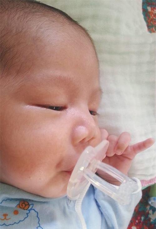 noi-am-anh-bi-trao-nham-con-cua-me-viet-vuot-can-tai-philippines