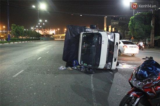 TP. HCM: Xe cẩu đâm ô tô tải lật nhào rồi lao vào nhà dân giữa đêm khuya - Ảnh 1.