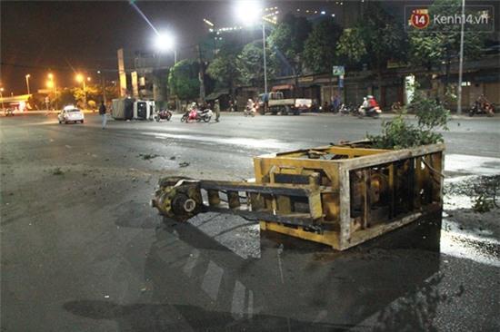 TP. HCM: Xe cẩu đâm ô tô tải lật nhào rồi lao vào nhà dân giữa đêm khuya - Ảnh 2.