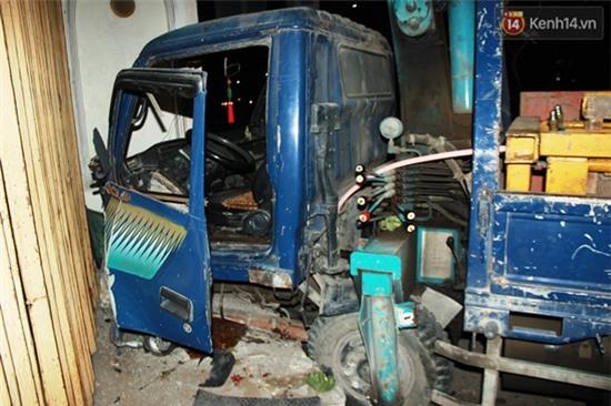 TP. HCM: Xe cẩu đâm ô tô tải lật nhào rồi lao vào nhà dân giữa đêm khuya - Ảnh 3.