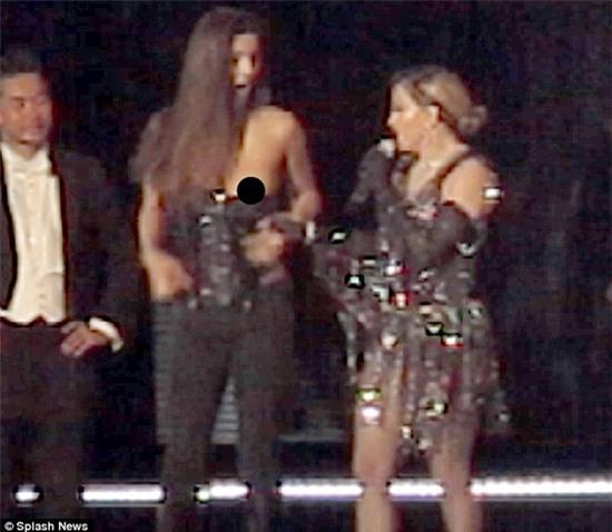 Madonna vạch áo làm lộ ngực fan nữ trên sân khấu - Ảnh 2.