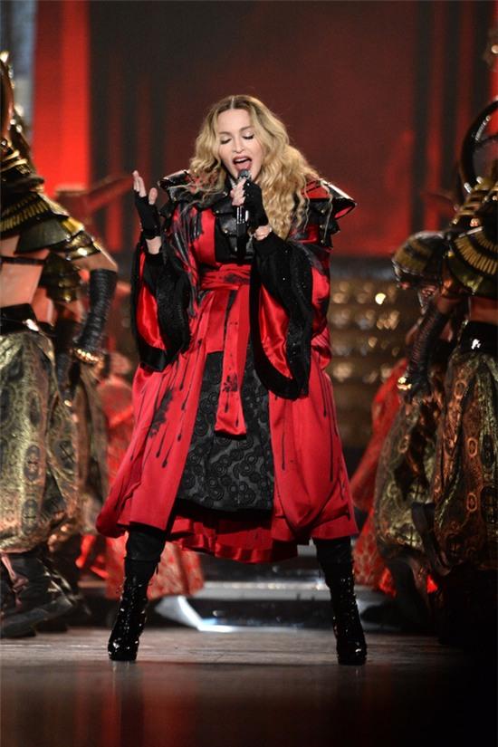 Madonna vạch áo làm lộ ngực fan nữ trên sân khấu - Ảnh 4.