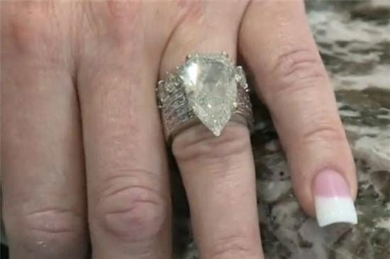 Cặp vợ chồng bới hơn 7 tấn rác để tìm nhẫn kim cương 10 tỷ đồng - Ảnh 1.