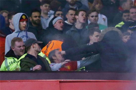 Fan Man Utd và Liverpool ẩu đả dữ dội trên khán đài sân Old Trafford - Ảnh 4.
