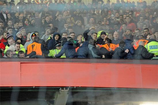 Fan Man Utd và Liverpool ẩu đả dữ dội trên khán đài sân Old Trafford - Ảnh 5.
