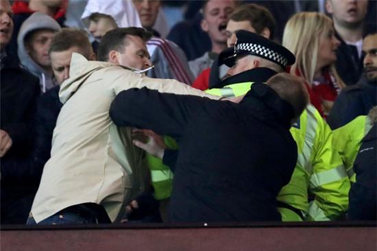 Fan Man Utd và Liverpool ẩu đả dữ dội trên khán đài sân Old Trafford - Ảnh 6.