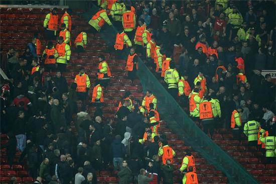 Fan Man Utd và Liverpool ẩu đả dữ dội trên khán đài sân Old Trafford - Ảnh 7.