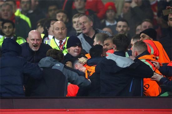 Fan Man Utd và Liverpool ẩu đả dữ dội trên khán đài sân Old Trafford - Ảnh 8.