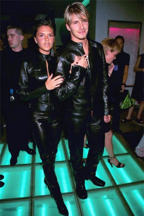 Becks và Vic trong những ngày đầu yêu nhau thường xuất hiện trong trang phục đôi