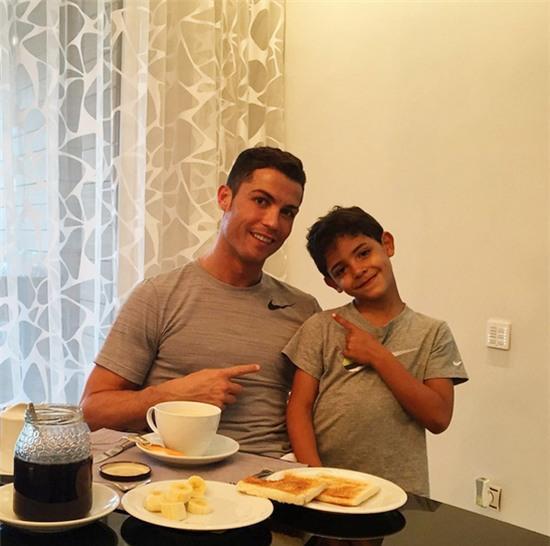 khoanh-khac-nhi-nhanh-cua-c-ronaldo-va-con-trai-11