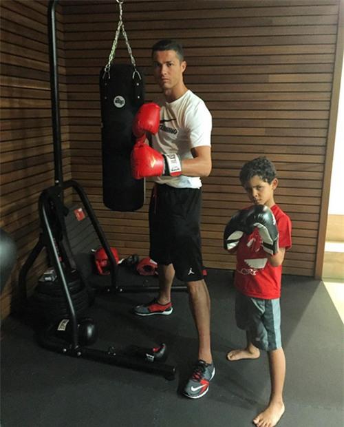 khoanh-khac-nhi-nhanh-cua-c-ronaldo-va-con-trai-1