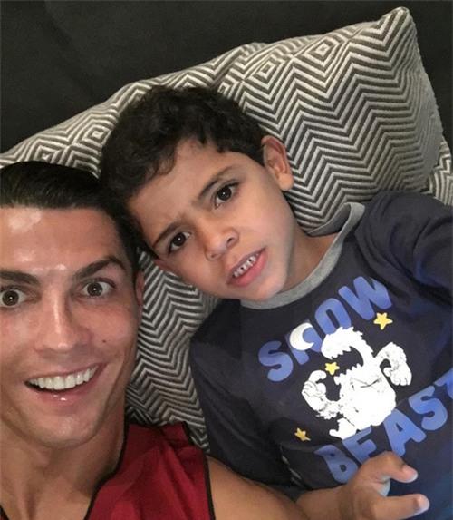 khoanh-khac-nhi-nhanh-cua-c-ronaldo-va-con-trai-3