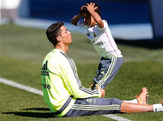 khoanh-khac-nhi-nhanh-cua-c-ronaldo-va-con-trai-6